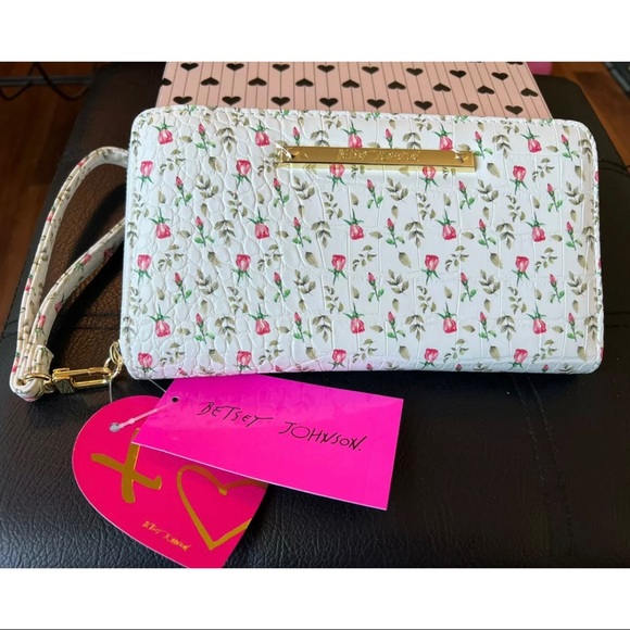 Betsey Johnson Handbags - NWT Betsey Johnson Floral ZipAround Croco Vegan Leather Wristlet Wallet MSRP $48